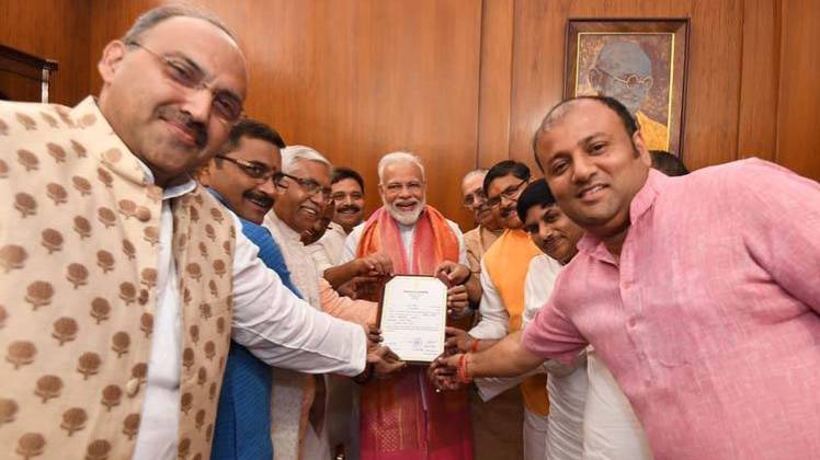 पीएम मोदी की इलेक्शन कैंपेनिंग टीम ने नई दिल्ली में सौंपा वाराणसी से जीत का प्रमाणपत्र