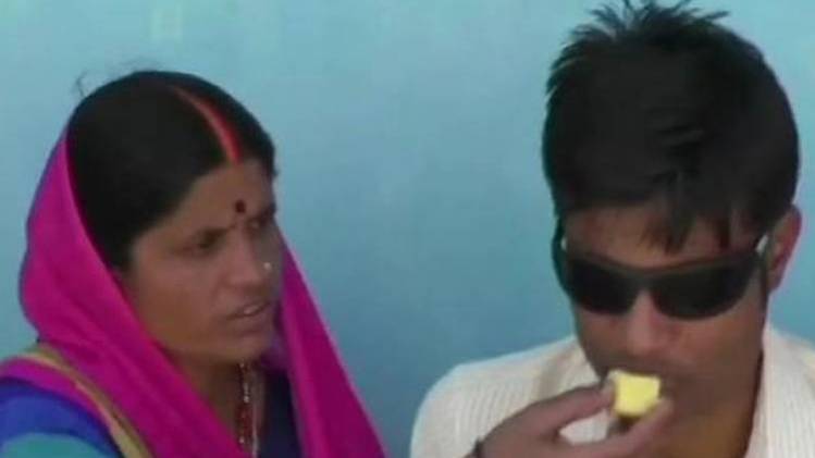 आर प्रजापति अपनी मां के साथ 