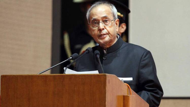 पूर्व राष्ट्रपति प्रणब मुखर्जी चुनाव आयोग के पक्ष में आ गए हैं. (फाइल फोटो-PTI)