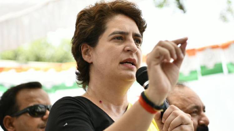 रायबरेली में नुक्कड़ सभा के दौरान प्रियंका गांधी (फोटो- @INCUttarPradesh)