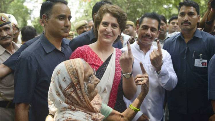 कांग्रेस महासचिव प्रियंका गांधी वाड्रा ने दिल्ली में किया मतदान
