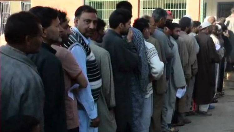 पुलवामा में जारी है मतदान (PIC: ANI)