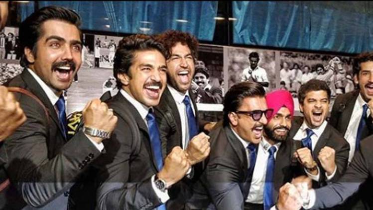 रणवीर सिंह अपनी 83 टीम के साथ