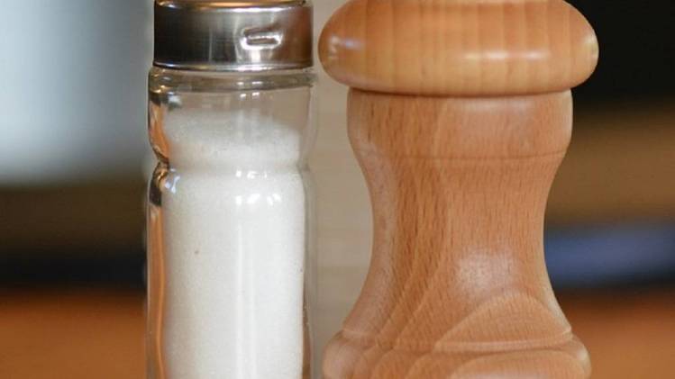 एक शोध में पाया कि नमक का अत्यधिक सेवन हमारे शरीर के लिए काफी खतरनाक साबित हो सकता है.