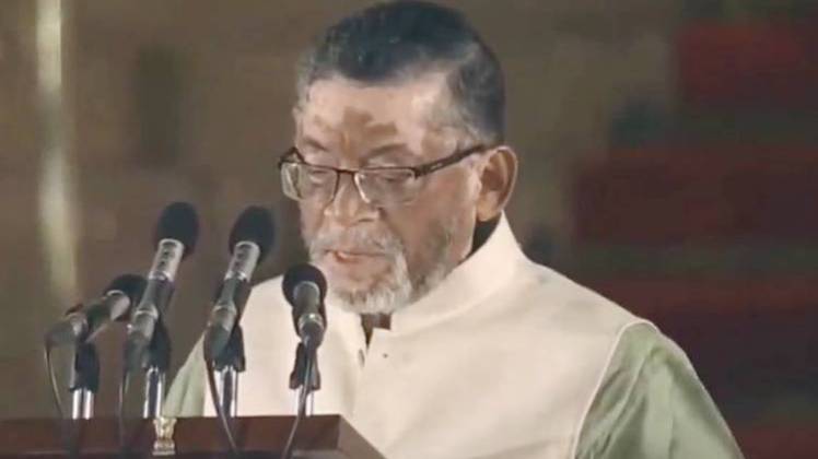 शपथ ग्रहण के दौरान संतोष गंगवार(फोटो-Twitter)