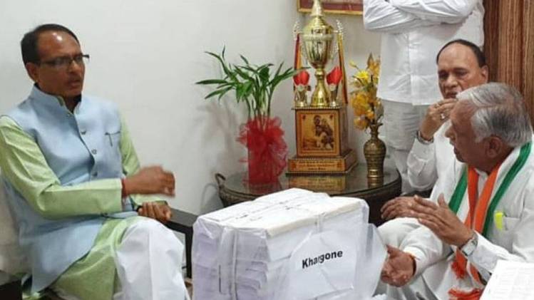 कांग्रेस ने शिवराज को सौंपी कर्ज माफी वाले किसानों की सूची