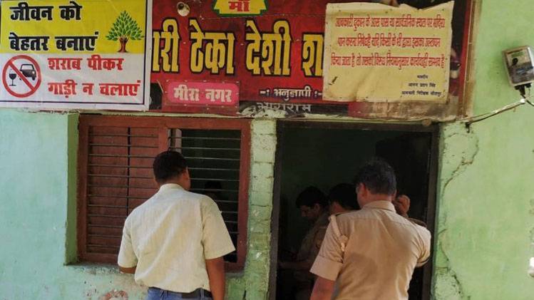 शराब की दुकानों पर चेकिंग अभियान चलाया गया (फोटो-ट्विटर)