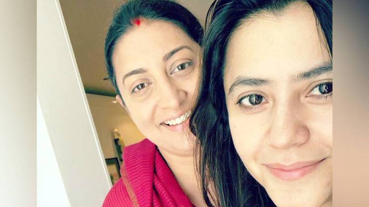 दर्शन के बाद एकता कपूर संग स्मृत‍ि ईरानी