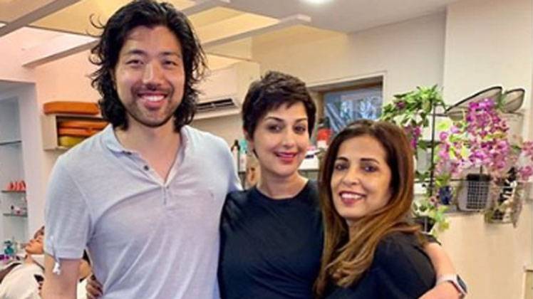 हेयर स्टाइलिस्ट संग सोनाली बेंद्रे