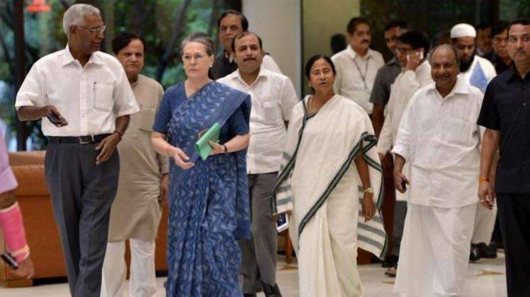 विपक्षी दल के नेताओं के साथ सोनिय गांधी (फाइल-फोटो)