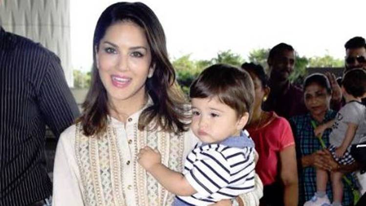 सनी लियोनी अपने बेटे के साथ