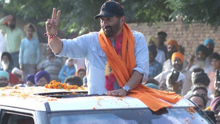 सनी देओल की गाड़ी हादसे का शिकार (फाइल फोटो)