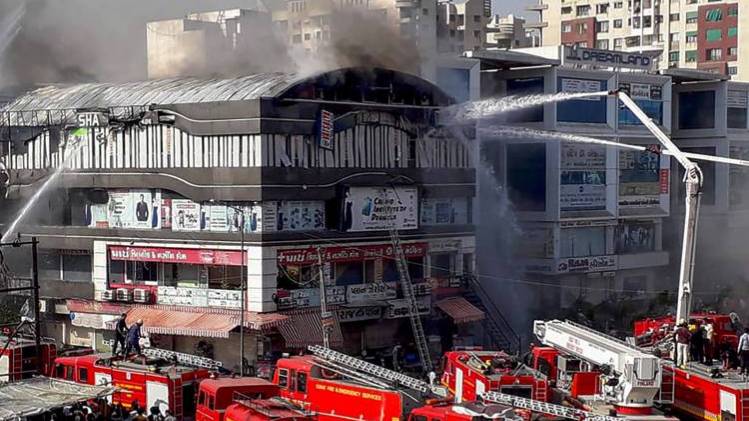 सूरत के तक्षशिला इमारत में लगी आग (पीटीआई फोटो)