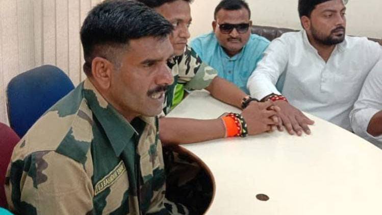 अब वाराणसी से चुनाव नहीं लड़ सकेंगे तेज बहादुर यादव (फोटो-FB)