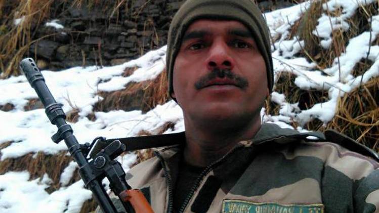 बीएसएफ के बर्खास्त जवान तेज बहादुर यादव (फोटो-इंडिया टुडे आर्काइव)