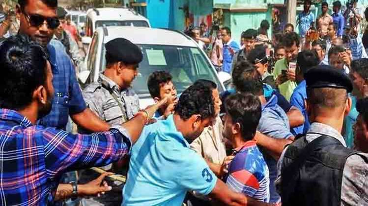 भाजपा नेता बाबुल सुप्रियो की गाड़ी के सामने झड़प करते टीएमसी और भाजपा कार्यकर्ता. (FILE)