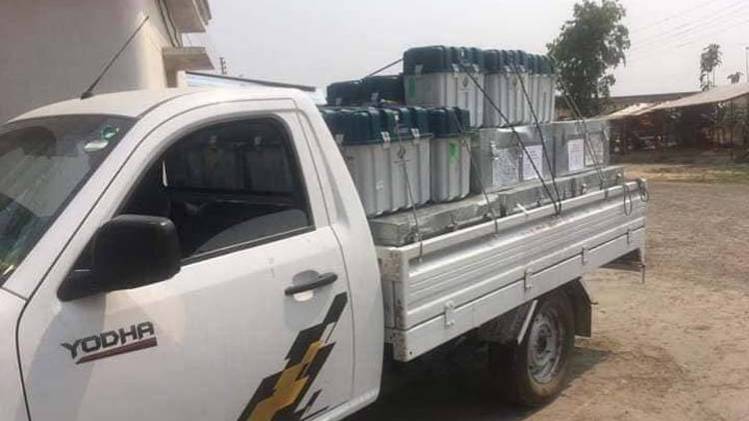 गाड़ियों में ले जा रहे थे ईवीएम 