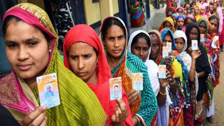 वोटिंग के कतारों में मतदाता