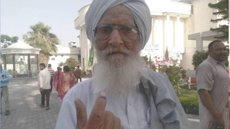 गुरुदासपुर लोकसभा सीट पर वोटिंग