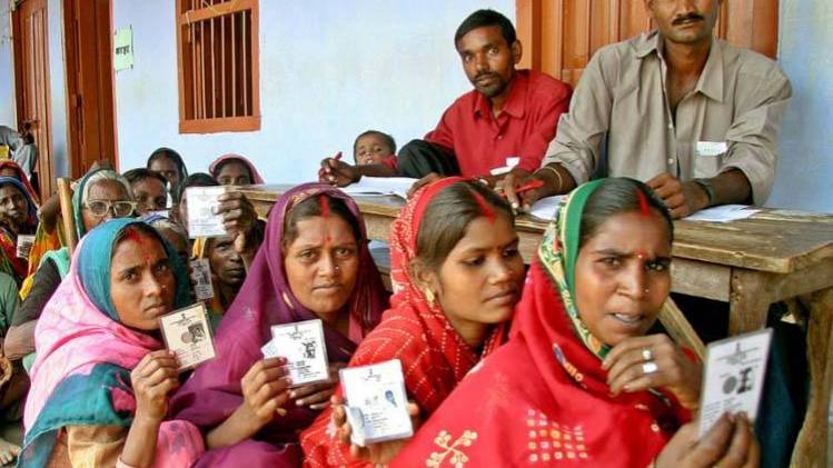 मतदान के लिए कतार में लगी महिलाएं (फाइल फोटो)