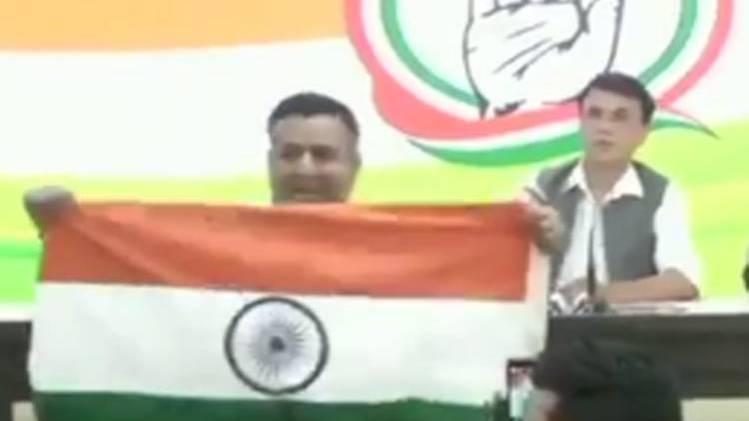 हाथों में तिरंगा लिए प्रेस कॉन्फ्रेंस में पहुंचा शख्स (ANI) 