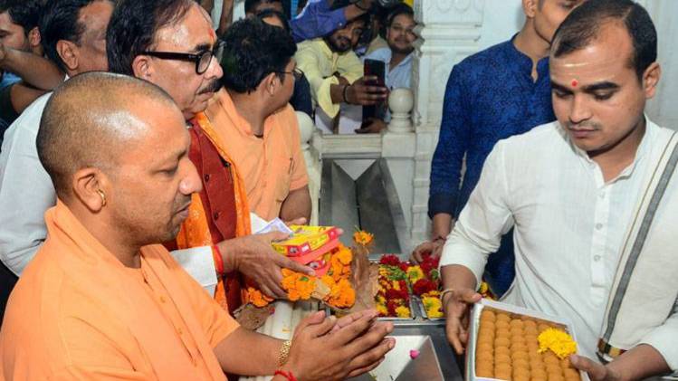 योगी आदित्यनाथ ने किए मंदिर में दर्शन!