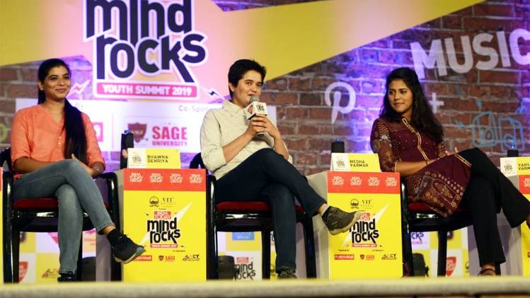 माइंड रॉक्स कार्यक्रम में भावना डेहरिया, भावना डेहरिया और वर्षा बर्मन (तस्वीर- राजवंत रावत)