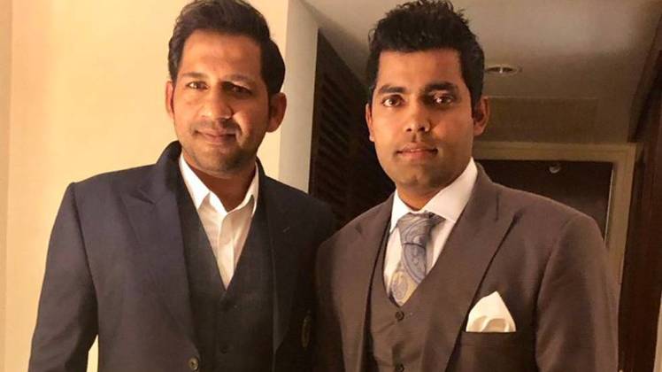 उमर अकमल पाकिस्तानी कप्तान के साथ (तस्वीर- ट्विटर)