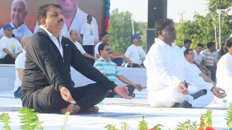 योग कार्यक्रम में भड़के मेयर