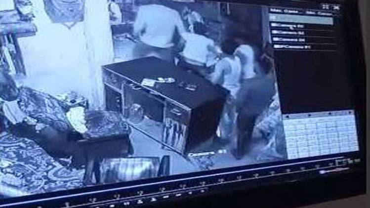 कैमरे में कैद हुई अपहरण कर युवक की पिटाई 