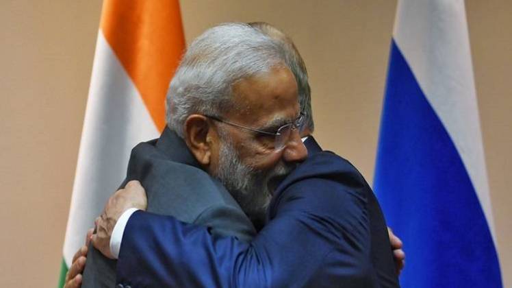 रूस के राष्ट्रपति के साथ पीएम मोदी (फोटो- ट्विटर)