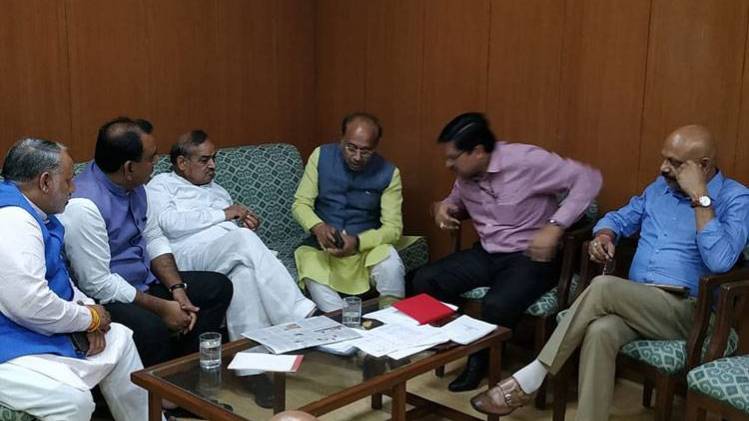 पानी की किल्लत पर धरने पर बैठे BJP नेता