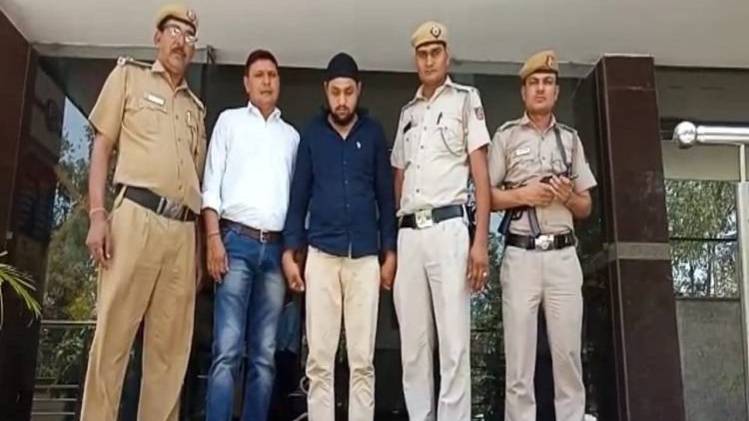 पुलिस ने किया गिरफ्तार (फोटो- तनसीम हैदर)