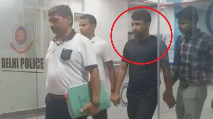 आरोपी गिरफ्तार (फोटो-aajtak.in)