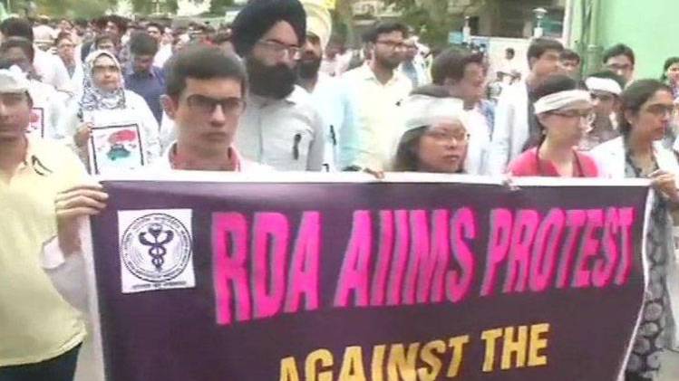 डॉक्टरों के खिलाफ हुई हिंसा के विरोध में हड़ताल पर थे एम्स के डॉक्टर (फाइल फोटो-ANI)