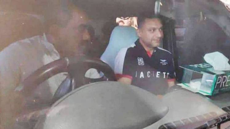 असदुद्दीन ओवैसी के भाई अकबरुद्दीन ओवैसी स्वदेश लौटे (फोटो-ANI)