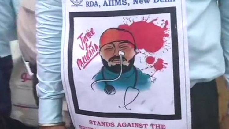 AIMS के डॉक्टर कर रहे हैं विरोध प्रदर्शन