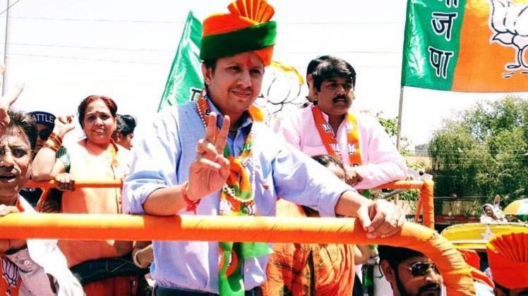 आकाश विजयवर्गीय ने की बल्ले से पिटाई (फोटो-ट्विटर)