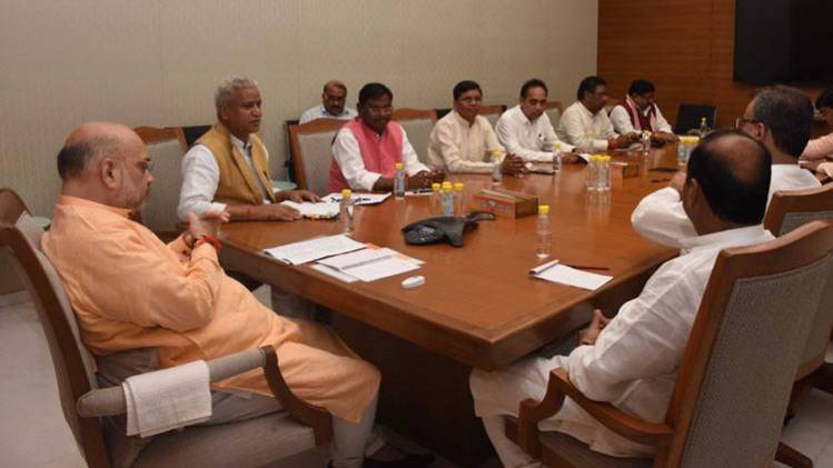 बैठक करते हुए बीजेपी अध्यक्ष अमित शाह (फाइल फोटो)