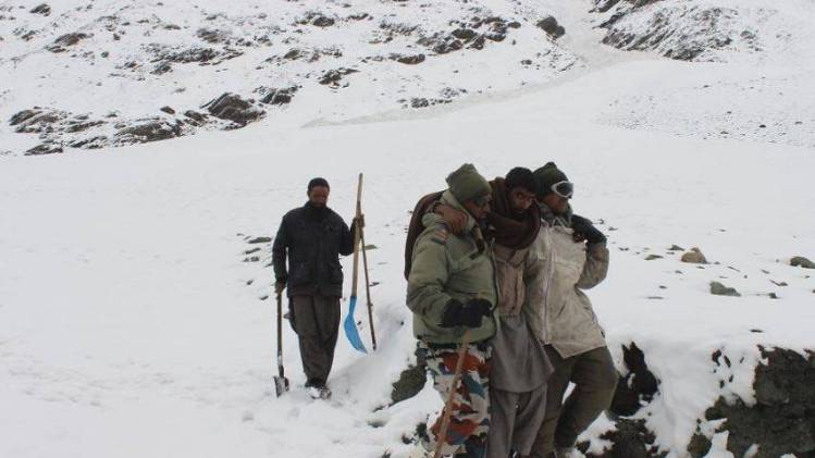 मुश्किल हालात में 14 लोगों की बचाई जान