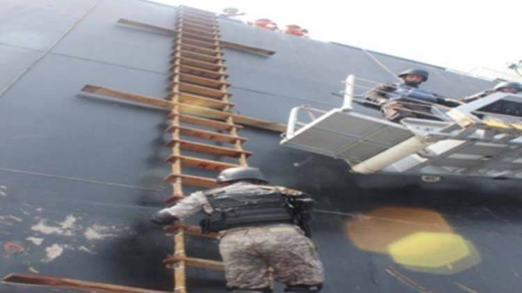 भारतीय जहाज पर सवार होकर उसे पार कराते नेवी के जवान