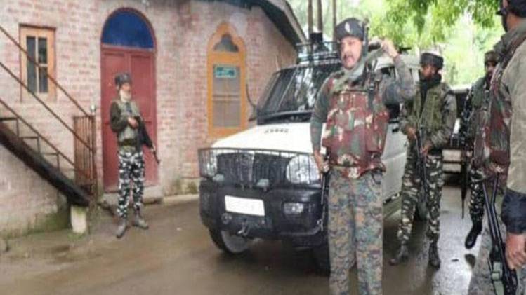 पुलवामा में एनकाउंटर की तस्वीर (फोटो क्रेडिट: मोहम्मद इकबाल)