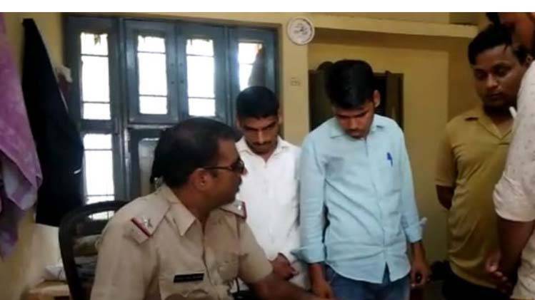 पुलिस की गिरफ्त में आरोपी