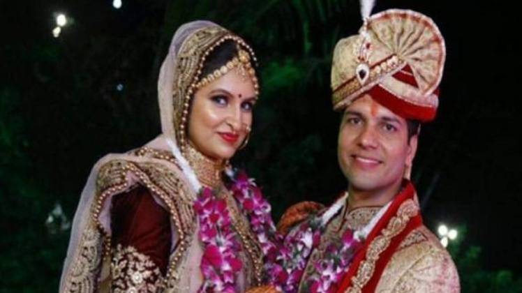 पायलट आशीष तंवर और उनकी पत्नी संध्या (फोटो-ANI)