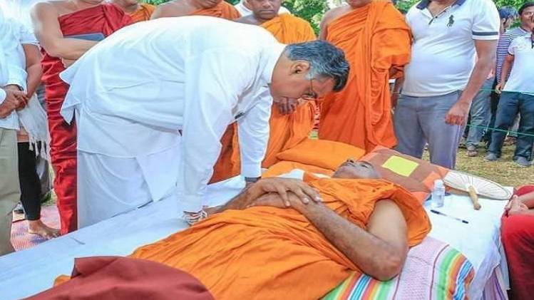 आमरण अनशन पर बौद्ध भिक्षु Athuraliye Rathana Thera (फोटो- डीडी न्यूज का ट्विटर पेज)