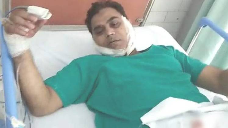 अस्पताल में भर्ती घायल कर्मचारी लईक अहमद