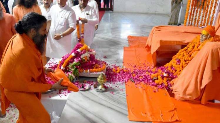 स्वामी सत्यमित्रानंद महाराज को श्रद्धांजलि अर्पित करने पहुंचे बाबा रामदेव (फोटो-twitter//yogrishiramdev)