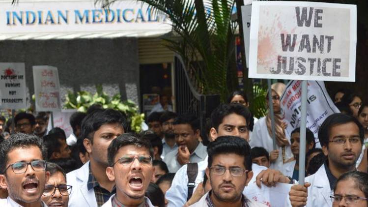 बंगाल में आंदोलनरत डॉक्टर्स (फोटो-IANS)