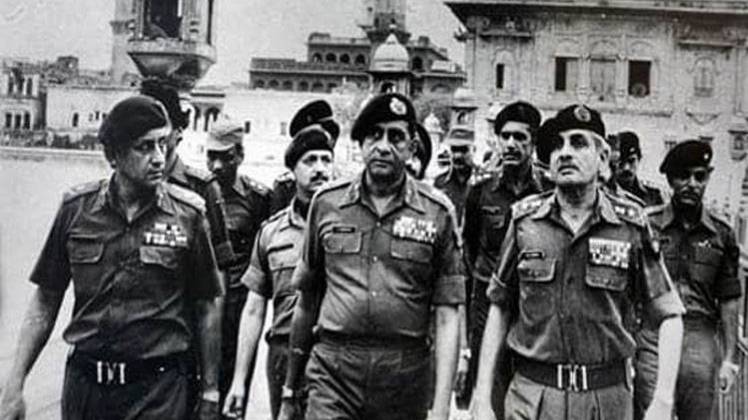 स्वर्ण मंदिर के अंदर मौजूद सेना के अधिकारी