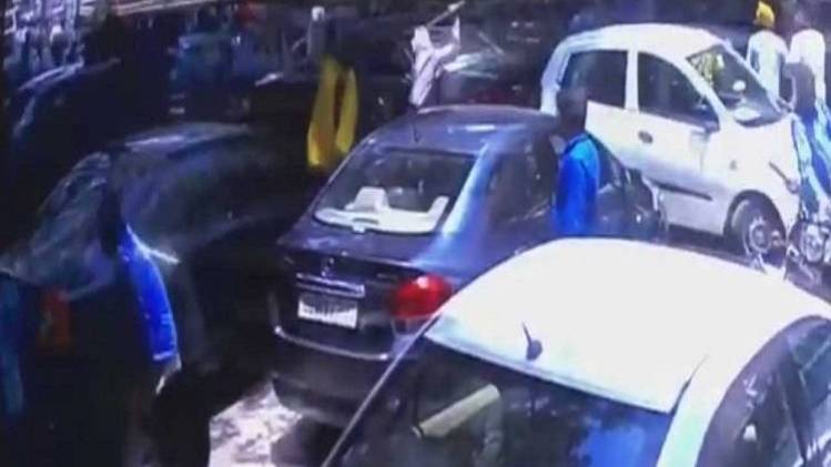 गाड़ी हटाने को लेकर बवाल